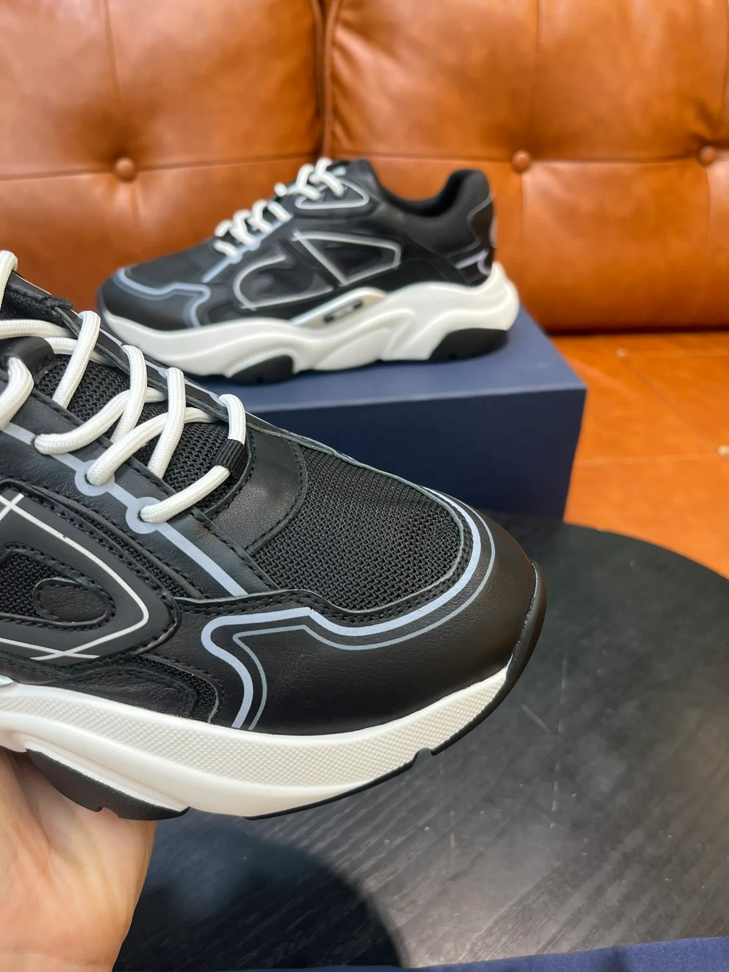 Factory price 540💰Dior B22 men's jogging fashion sneakers. This item draws inspiration from retro jogging shoes. It adopts a thick low-top design, with an upper made of leather and mesh fabric, and a black and white engraved rubber sole. Decorated with an embossed "CD" logo on the side. Code number: 39-44